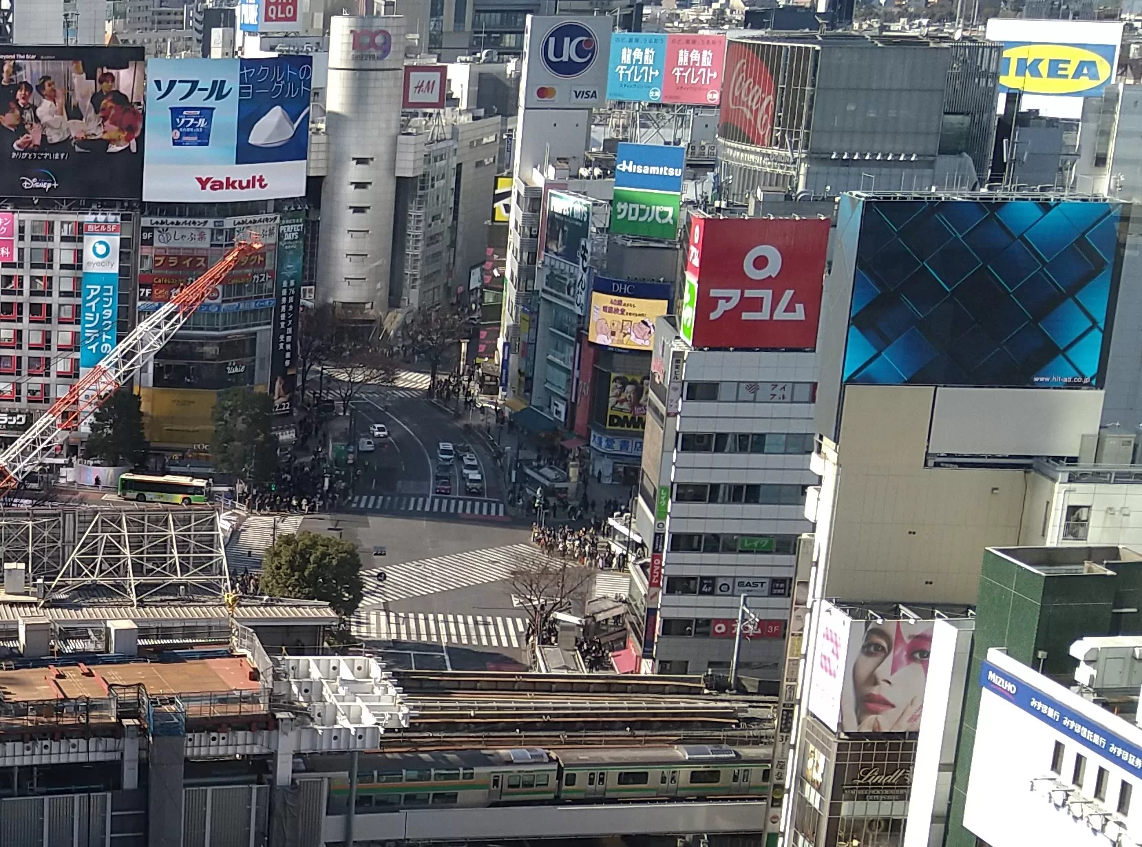 渋谷スクランブル交差点｜ヒカリエからの遠景2024.1月撮影